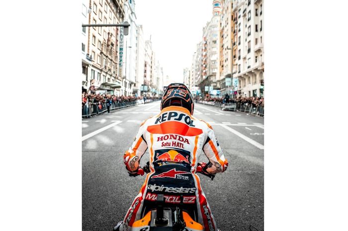 Marc Marquez memacu Honda RC213V di jalanan kota Madrid