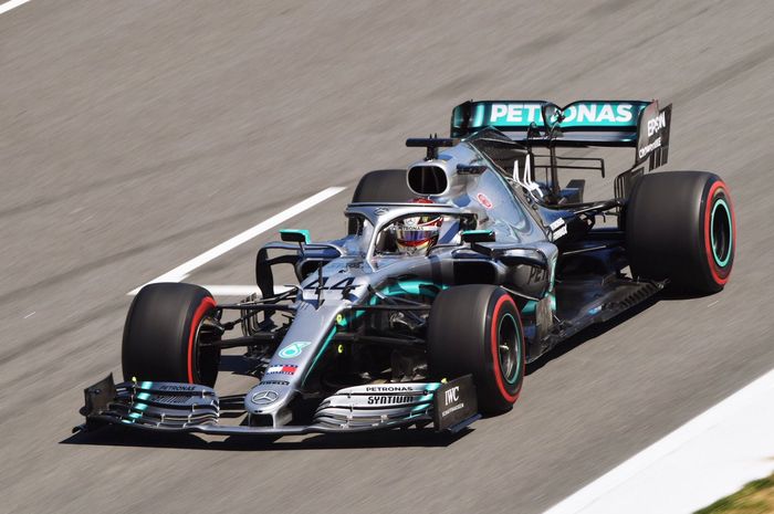 Pembalap Mercedes, Lewis Hamilton berhasil menggusur Valtteri Bottas dari puncak klasemen usai menang di F1 Spanyol 2019