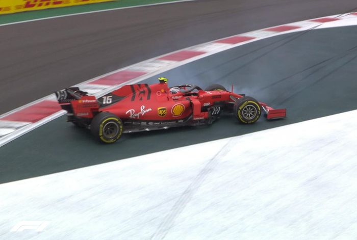 Pada akhir sesi FP2 F1 Meksiko, Charles Leclerc melintir, beruntuung rekan setim Vettel tersebut tidak menabrak dinding pembatas