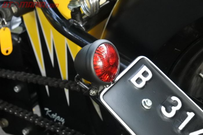 Piranti kelengkapan motor tidak dilupakan, penggunaan stoplamp di Scorpio bobber ini contohnya.