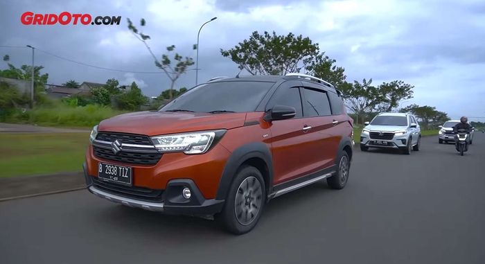 Suzuki XL7 adalah satu-satunya yang memakai transmisi otomatis 4-percepatan dalam komparasi ini.