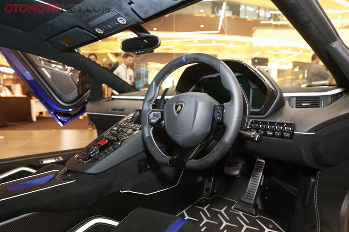 Lamborghini Dynamic Steering (LDS) dan Lamborghini Rear-wheel Steering (LRS), untuk mengoptimalkan kontrol setirnya. 