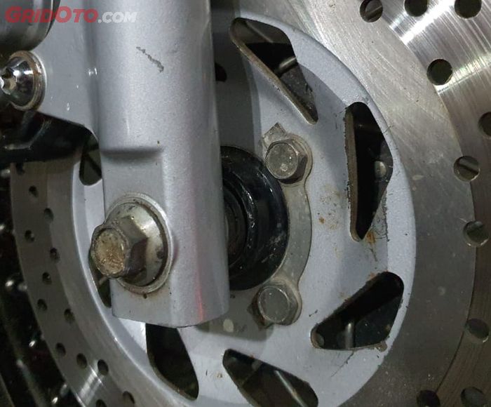 Baut piringan cakram dari pabrikan biasanya dikasih lem baut atau thread locker