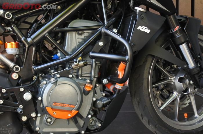 Pasang crashbar SW Motech di KTM Duke 250, biar area mesin aman!