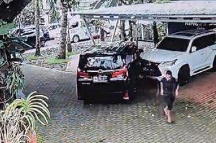 Warga sekitar berlari usai melihat di dalam mobil Toyota Alphard ada anggota Satlantas Polresta Manado, Sulawesi Utara, diketahui bernama Brigadir Ridhal Ali Tomi (RAT) bunuh diri. 