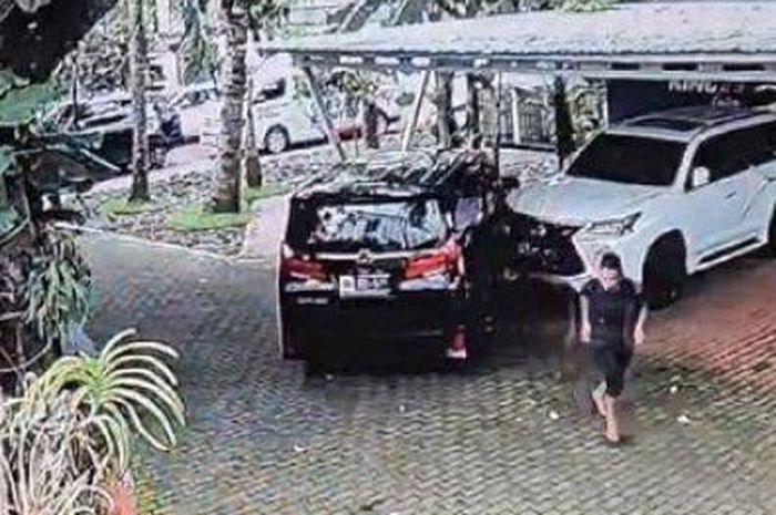 Warga sekitar berlari usai melihat di dalam mobil Toyota Alphard ada anggota Satlantas Polresta Manado, Sulawesi Utara, diketahui bernama Brigadir Ridhal Ali Tomi (RAT) bunuh diri. 