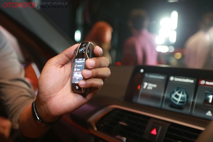 Kunci sudah menggunakan model BMW Display Key