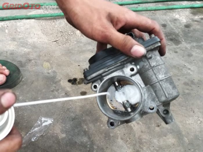 Cukup semprotkan cairan cleaner ke throttle body (TB)