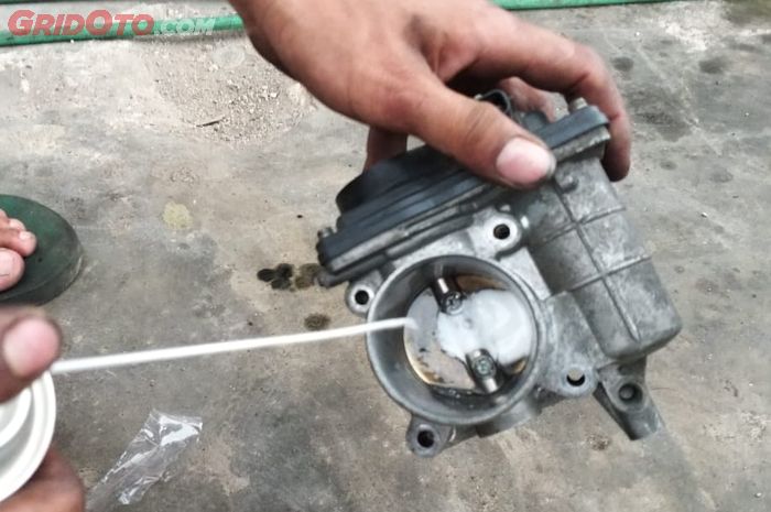 Cukup semprotkan cairan cleaner ke throttle body (TB)