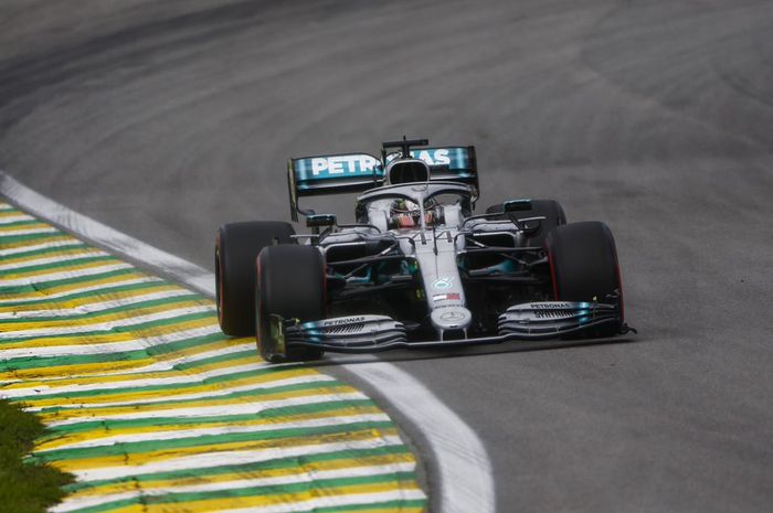 Lewis Hamilton mendapat hukuman penalti lima detik, sementara Max Verstappen mengeser Charles Lelerc, berikut update klasemen F1 2019
