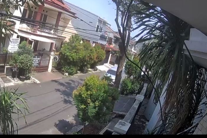 Rekaman CCTV saat transaksi jual beli mobil bekas berujung pengeroyokan di Duren Sawit, Jakarta Timur