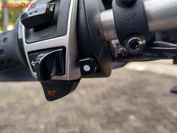 Heated hand grips Moto Guzzi V85TT Travel diaktifkan dengan menekan tombol kecil di sakelar kiri