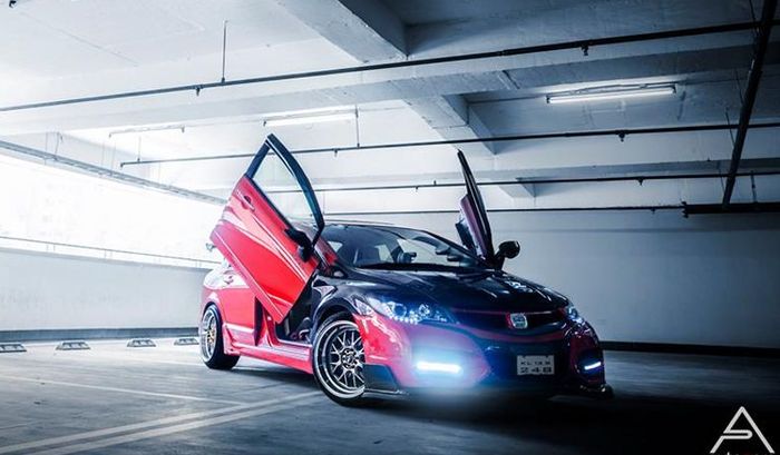 Modifikasi Honda Civic FD pakai body kit Type R dan pintu gunting