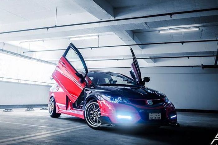 Modifikasi Honda Civic FD pakai body kit Type R dan pintu gunting
