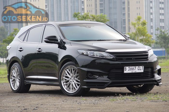 Spesifikasi dan kisaran harga Toyota Harrier seken tahun 2015.