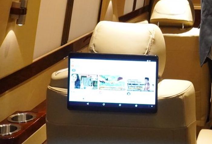 Kabin baris keempat dilengkapi headrest monitor Android 12,5 inci