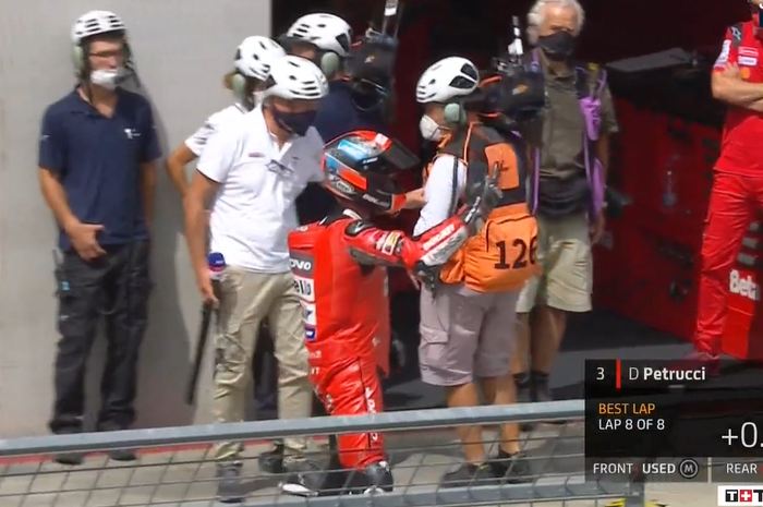 Danilo Petrucci mengacungkan jari tengah yang ditujukan ke Aleix Espargaro di kualifikasi MotoGP Austria 2020