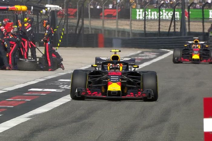 Dua pembalap Red Bull, Max Verstappen dan Daniel Ricciardo masuk pit bersamaan ketika safety car masuk ke lintasan sirkuit Shanghai, China