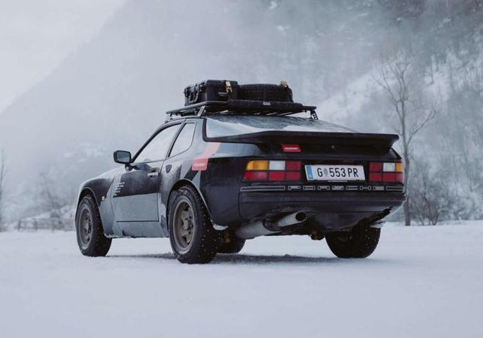 Tampilan belakang modifikasi Porsche 944 dan 924 ala Reli Dakar 