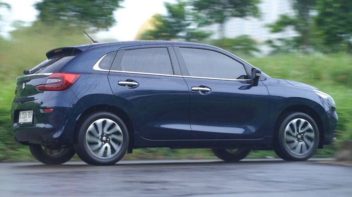 Kesenyapan kabin Suzuki Baleno mirip dengan Toyota Yaris dan City Hatchback