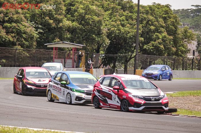 Berkat duet ayah-anak dari Alvin dan Avila Bahar, Honda Racing Indonesia menang dua kelas sekaligus di seri 1 ISSOM 2021.