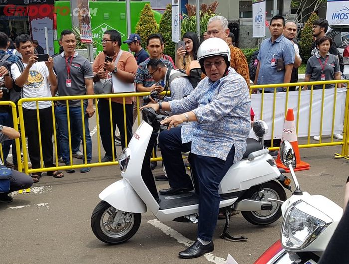 Mohamad Risal Wasal, Direktur Pembinaan Keselamatan Kemenhub, saat menjajal motor dengan rem ABS