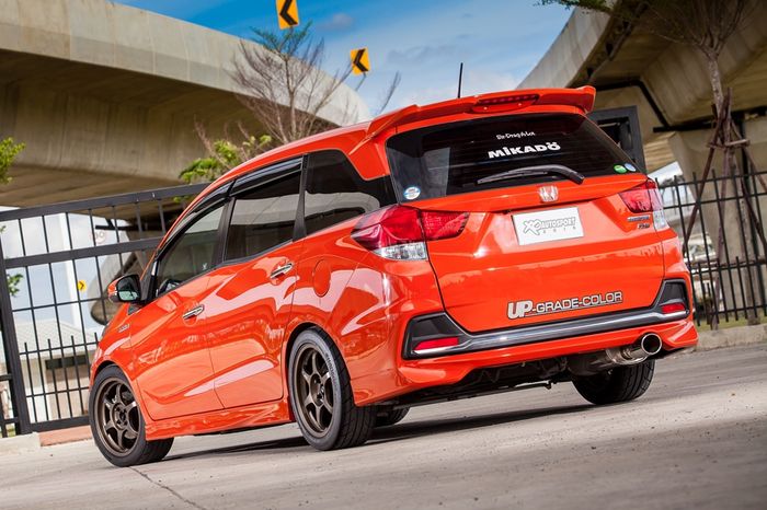 Modifikasi Honda Mobilio racing terbungkus cat Sunset Orange hasil repaint