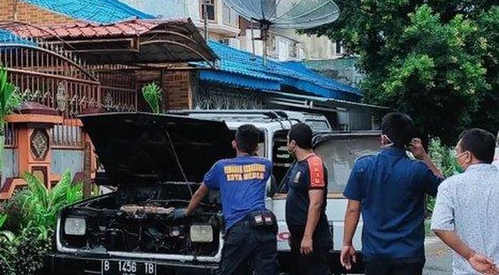 Daihatsu Feroza terbakar di depan rumah pemilik di Medan Maimun, Medan