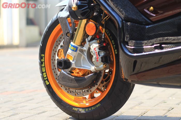 Kaliper Brembo GP4RS menempel di upside down Ohlins, ada air scoop ala MotoGP juga