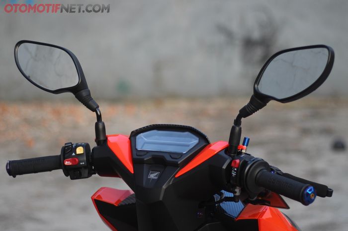 Spion menggunakan kepunyaan Honda Click Thailand