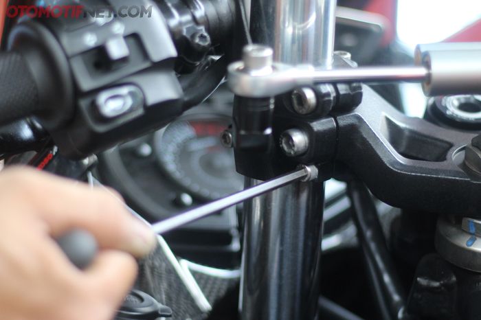 Berikutnya pasang bracket yang di as sokbreker depan sebelah kiri dan kencangkan dengan kunci L5 (Gbr.4)