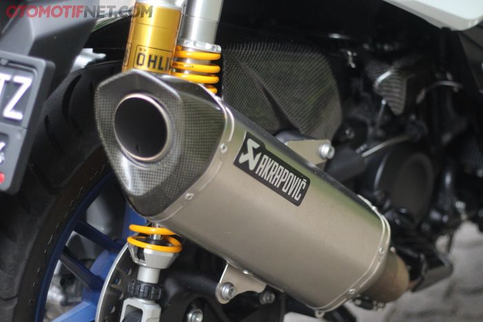 Perangkat gas buang Akrapovic model slip-on