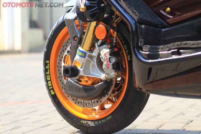 Kaliper Brembo GP4RS menempel di upside down Ohlins, ada air scoop ala MotoGP juga