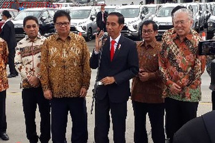 Jokowi saat menghadiri seremoni ekspor Mitsubishi Xpander di IPC Car Terminal Cilincing, Jakarta Uta