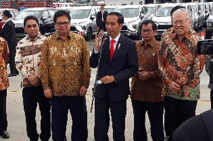 Jokowi saat menghadiri seremoni ekspor Mitsubishi Xpander di IPC Car Terminal Cilincing, Jakarta Uta