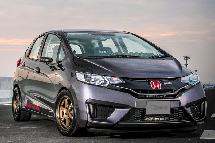 Modifikasi Honda Jazz anyar dengan tema racing