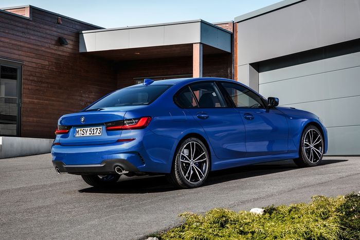 Tampilan buritan BMW Seri-3 juga terlihat agresif