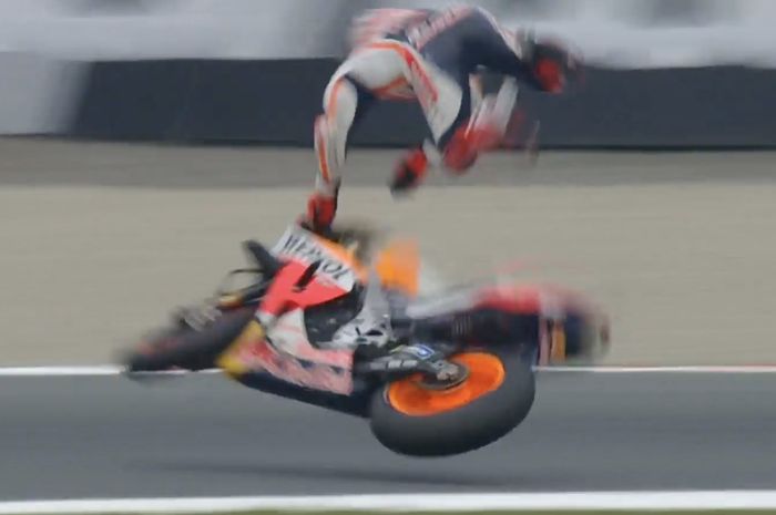 Empat crash paling parah di MotoGP 2021, dari Marc Marquez terpental ke gravel hingga motor Dani Pedrosa terbakar