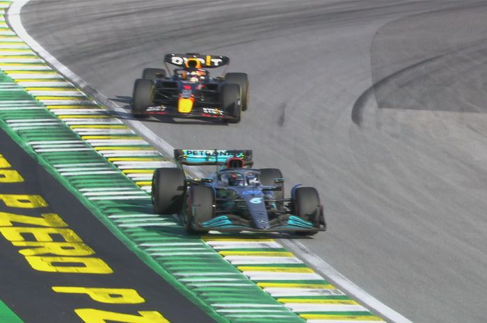 George Russell mememangkan duel sengit dengan Max Verstappen untuk memimpin lalu meraih kemenangan di sprint race F1 Sao Paulo 2022 di Brasil