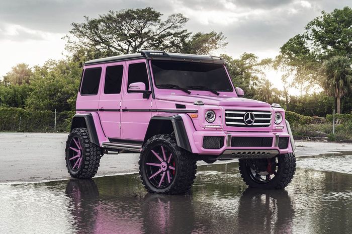 Modifikasi Mercedes-Benz G-Class beraura feminim pakai warna pink