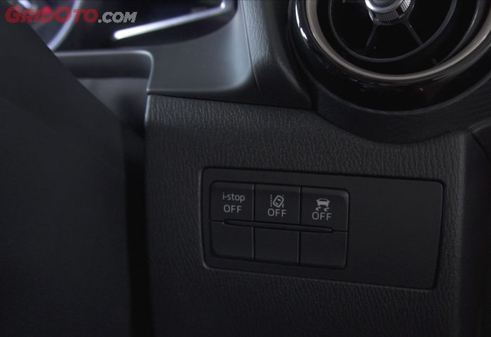 Fitur-fitur Mazda2 terbilang lengkap di segmen Compact Hatchback
