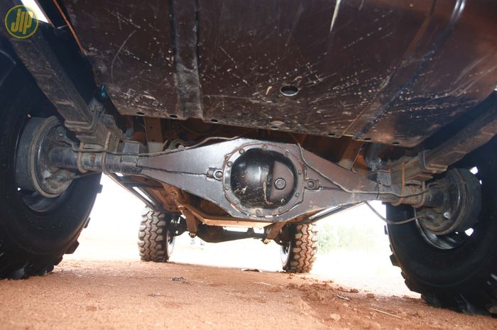 Gardan masih bawaan Cherokee yang sudah di reinforced, diisi as roda Superior Axle dan final gir 4,56:1 dari merk yang sama. Gardan depan Dana 30 dipasangi Truetrac dan gardan Dana 35 belakang memakai Detroit Locker.