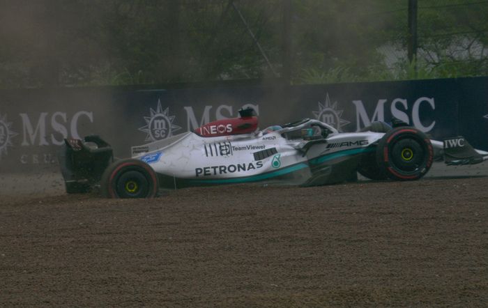 George Russell melintir masuk ke gravel trap pada sesi kualifikasi F1 Sao Paulo 2022 dan bendera merah pun dikibarkan