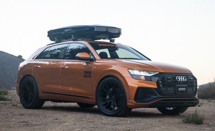 Atap dilengkapi dengan roof box Thule