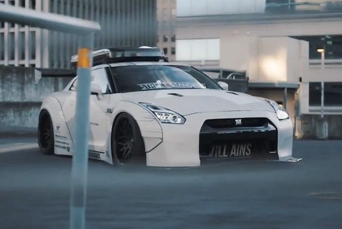 Tampilan depan modifikasi Nissan GT-R R35 pasang wide body Liberty Walk