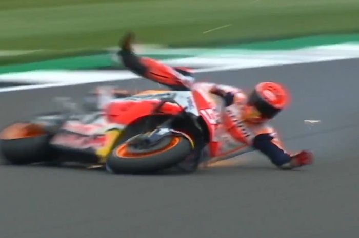 Marc Marquez kecelakaan pada kecepatan 274 km/jam di tikungan kedua pada saat menjalani FP1 MotoGP Inggris 2021. Beruntung ia tidak mengalami cedera. 