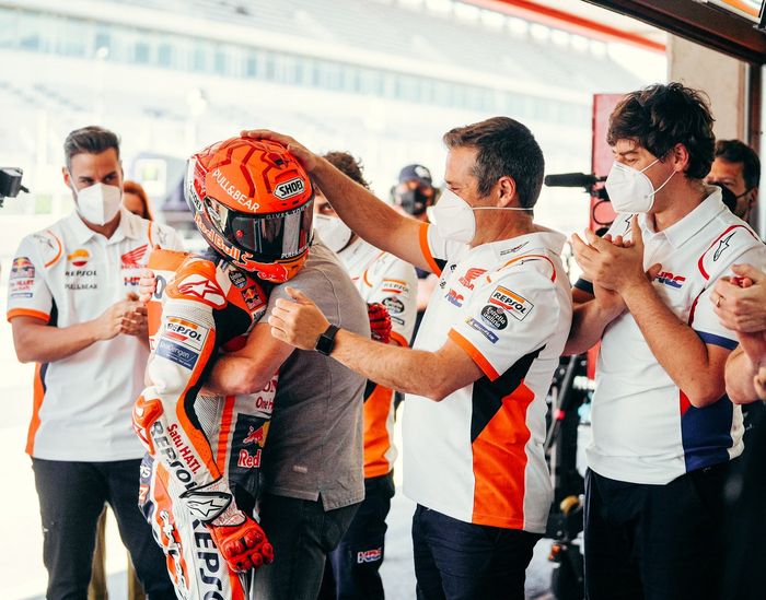 Marc Marquez mendapat tepuk tangan dari para kru Repsol Honda usai MotoGP Portugal 2021