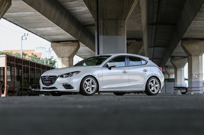 Modifikasi Mazda3 dengan tampilan minimalis dan kalem