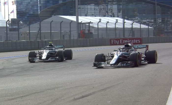 Momen saat Valtteri Bottas (kiri) memberi jalan Lewis Hamilton di sirkuit Sochi, Rusia