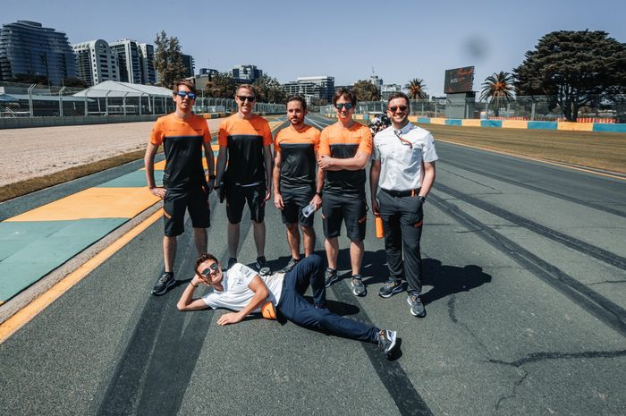 Lando Norris dan kru tim McLaren saat melakukan track walk di sirkuit Albert Park, menjelang F1 Australia 2020